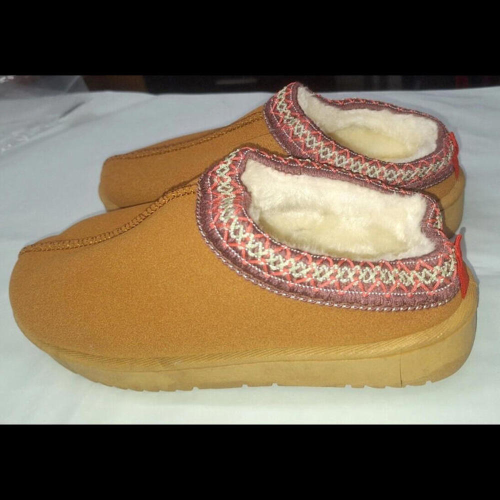 Cozy Women's Tan Fleece-Lined Slippers